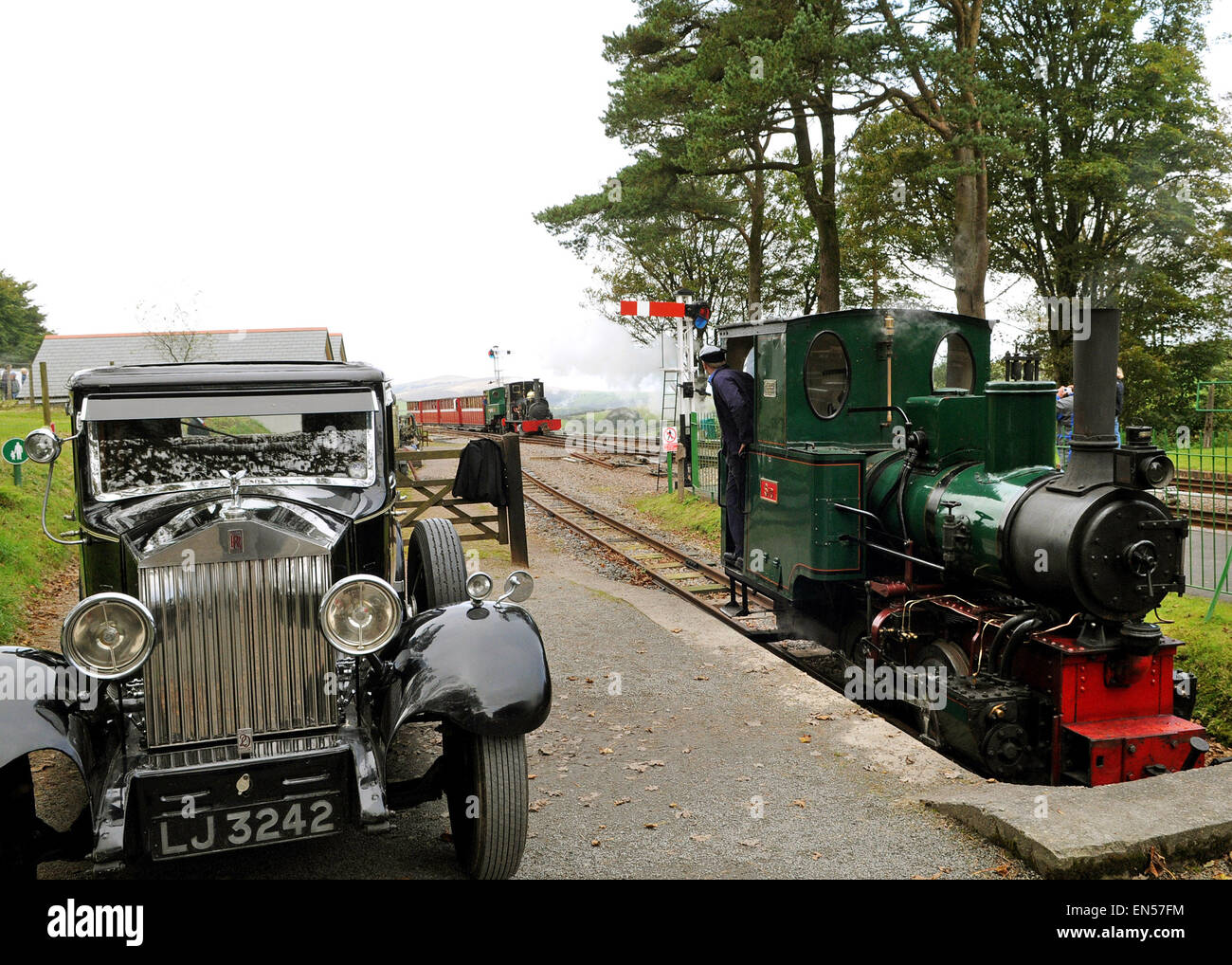 Tre motori a vapore Sid Ax e Lilla in una vista in Woody Bay Station, con un classico Rolls Royce Lynton e Barnstaple Railway Foto Stock Tre motori a vapore Sid Ax e Lilla in una vista in Woody Bay Station, con un classico Rolls Royce Lynton e Barnstaple Railway Foto Stock