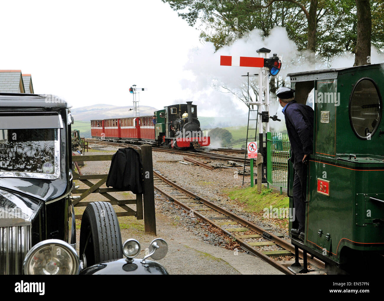 Tre motori a vapore Sid Ax e Lilla in una vista in Woody Bay Station, con un classico Rolls Royce Lynton e Barnstaple Railway Foto Stock Tre motori a vapore Sid Ax e Lilla in una vista in Woody Bay Station, con un classico Rolls Royce Lynton e Barnstaple Railway Foto Stock