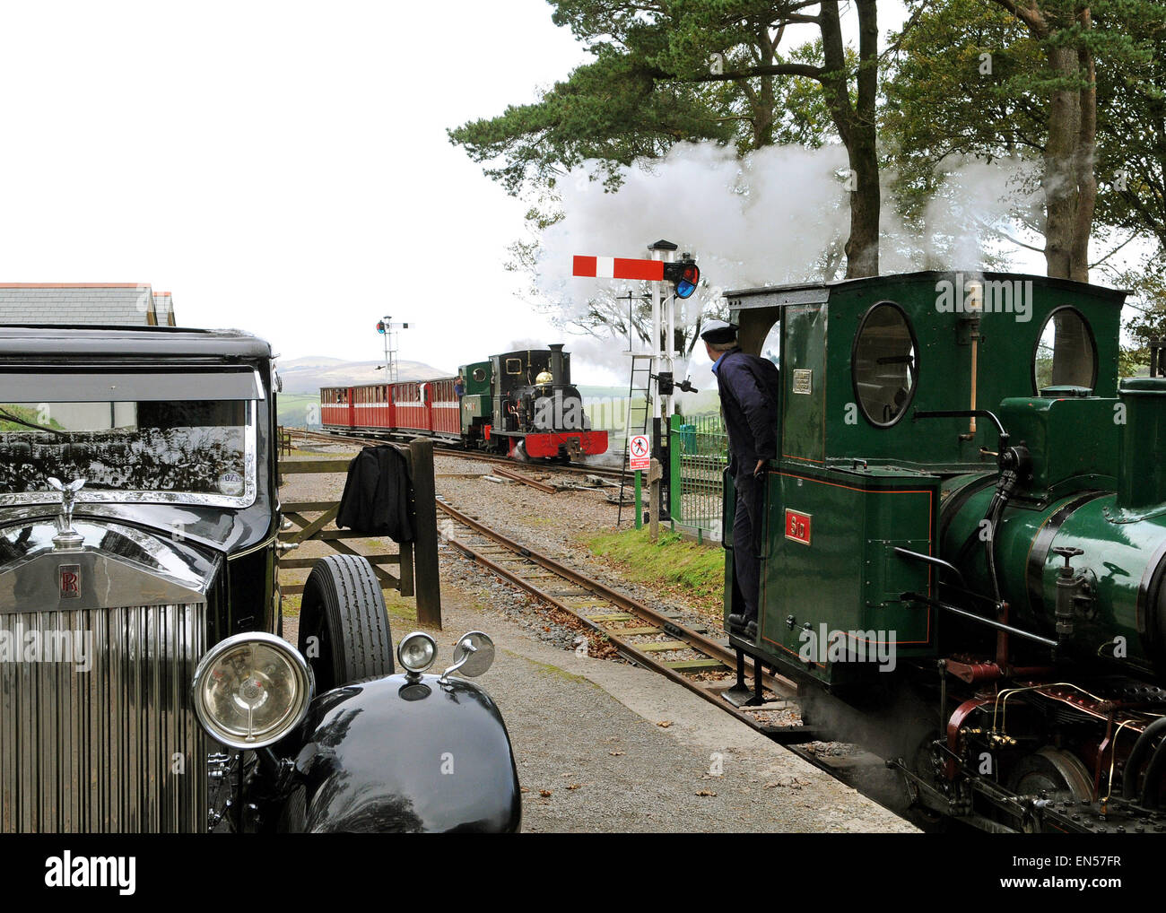 Tre motori a vapore Sid Ax e Lilla in una vista in Woody Bay Station, con un classico Rolls Royce Lynton e Barnstaple Railway Foto Stock Tre motori a vapore Sid Ax e Lilla in una vista in Woody Bay Station, con un classico Rolls Royce Lynton e Barnstaple Railway Foto Stock