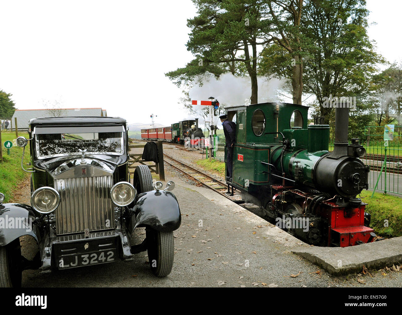 Tre motori a vapore Sid Ax e Lilla in una vista in Woody Bay Station, con un classico Rolls Royce Lynton e Barnstaple Railway Foto Stock Tre motori a vapore Sid Ax e Lilla in una vista in Woody Bay Station, con un classico Rolls Royce Lynton e Barnstaple Railway Foto Stock
