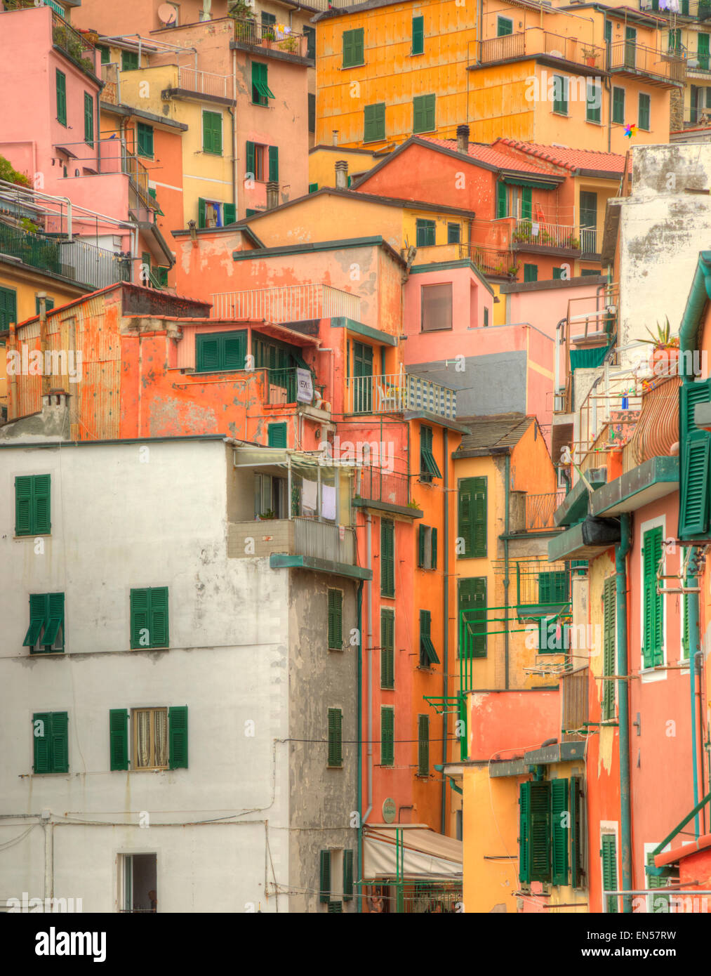 Dettaglio di affollato di edifici situati a Riomaggiore su dei famosi villaggi dalle Cinque Terre in Italia. Foto Stock