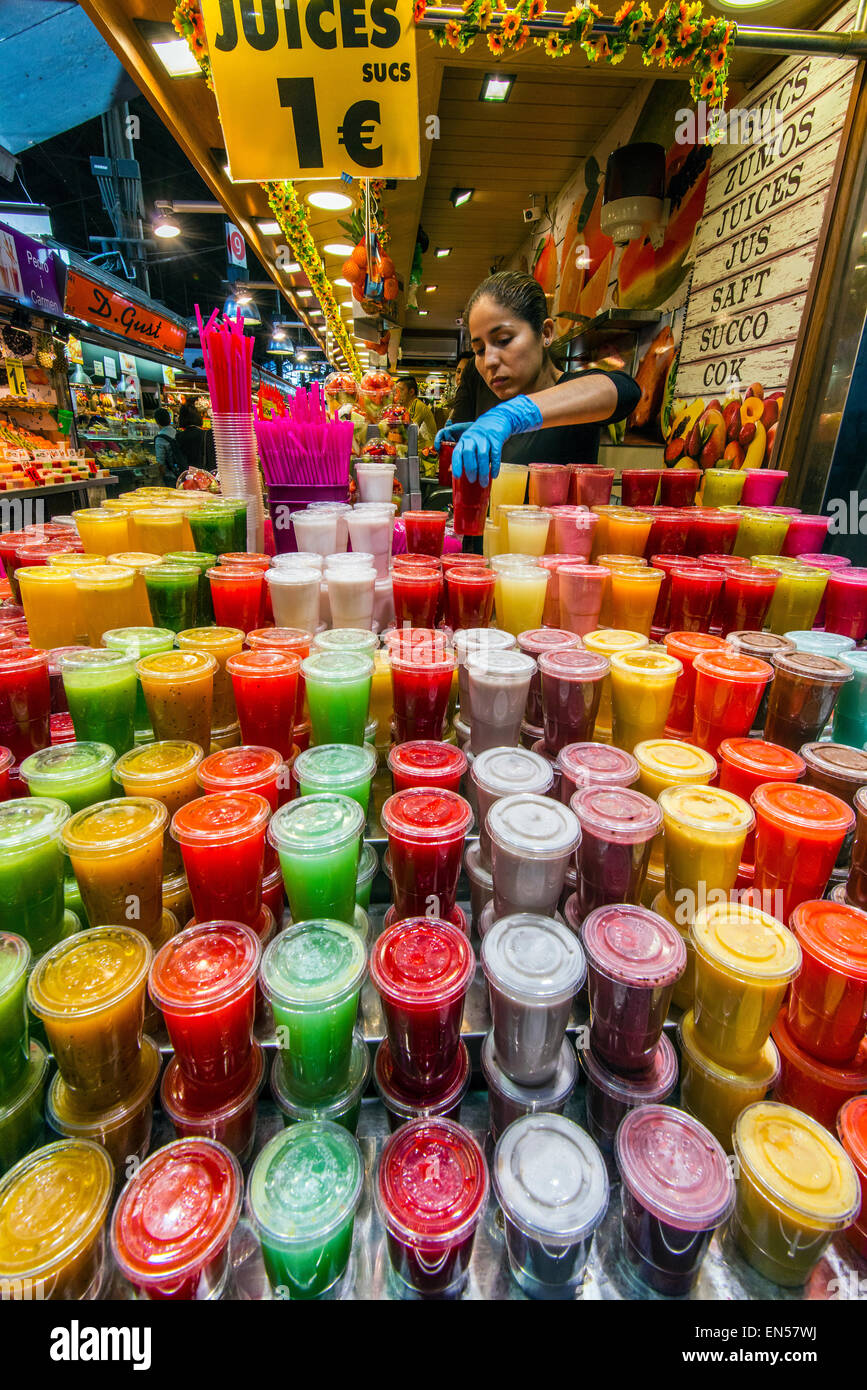 Colorato e freschi succhi di frutta in stallo al mercato La Boqueria, Barcellona, in Catalogna, Spagna Foto Stock