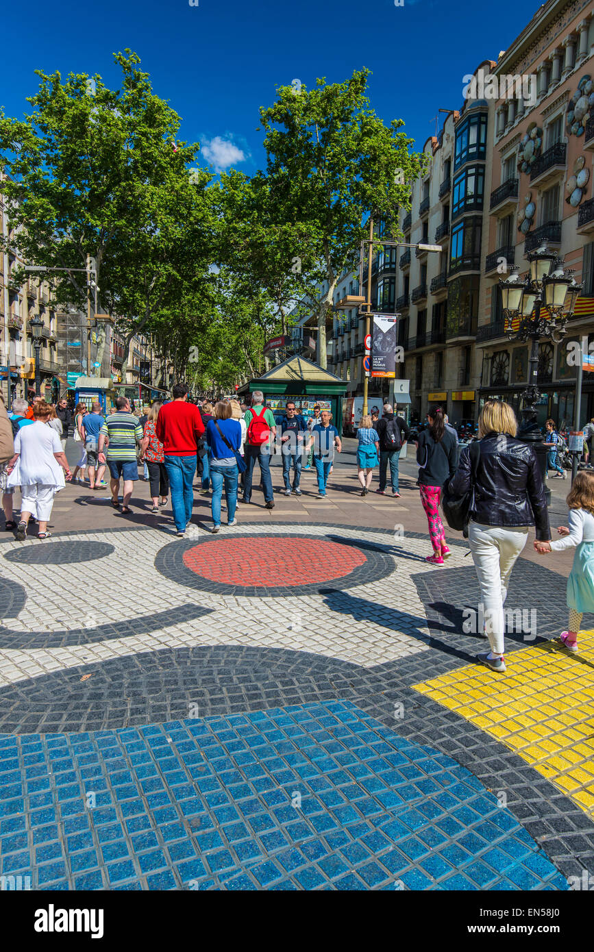 Pavimentazione variopinto mosaico di Joan Miro sulla Rambla street, Barcellona, in Catalogna, Spagna Foto Stock
