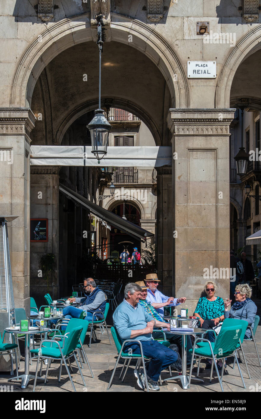 Outdoor cafe con i turisti seduti ai tavoli in Placa Reial o Plaza Real di Barcellona, in Catalogna, Spagna Foto Stock