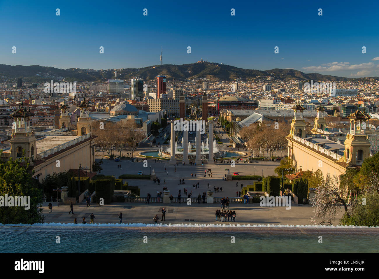 Skyline della città con la Fontana Magica o Font Magica dal Montjuic, Barcellona, in Catalogna, Spagna Foto Stock