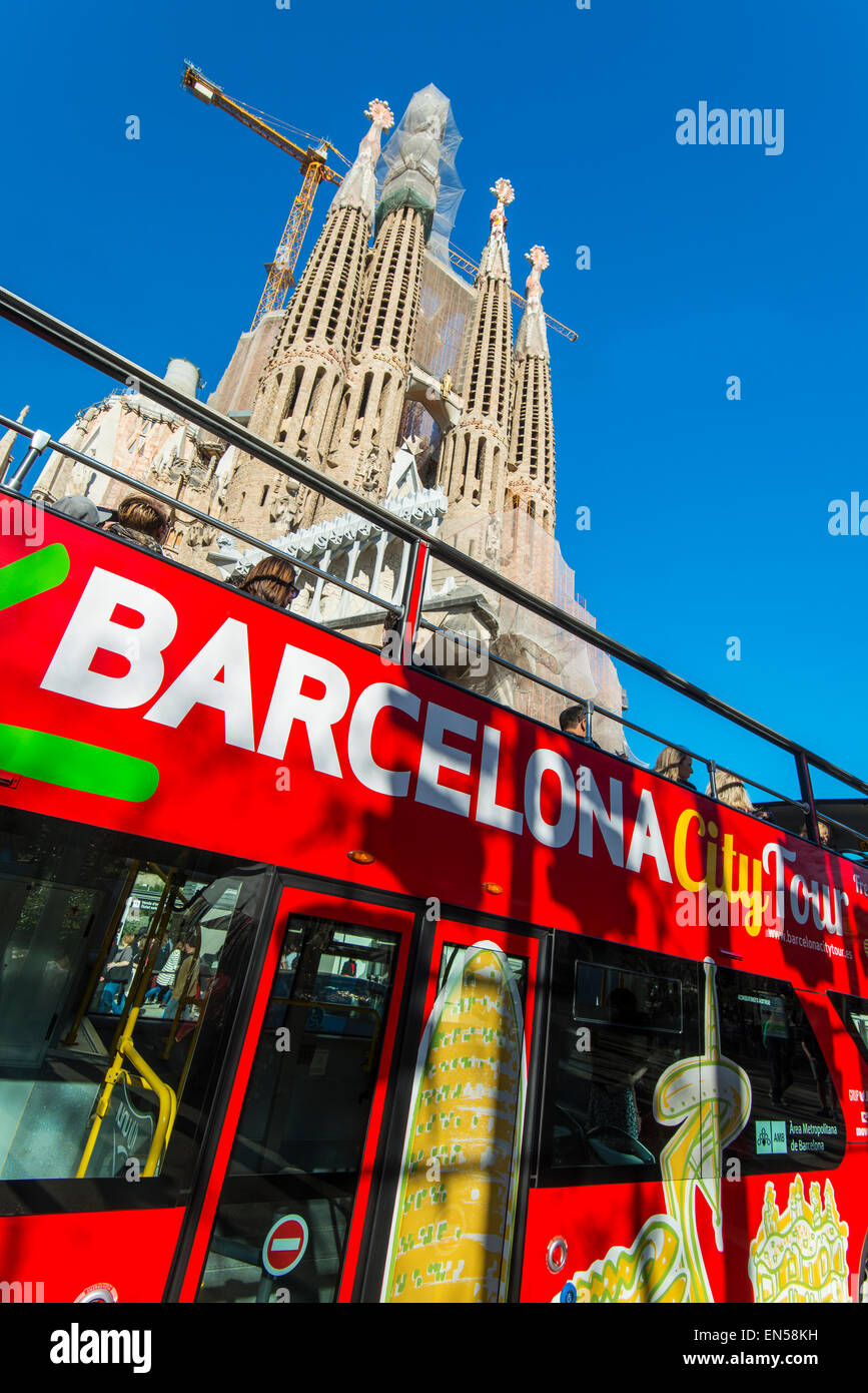 Rosso di Barcellona autobus turistico con la Sagrada Familia dietro, Barcellona, in Catalogna, Spagna Foto Stock