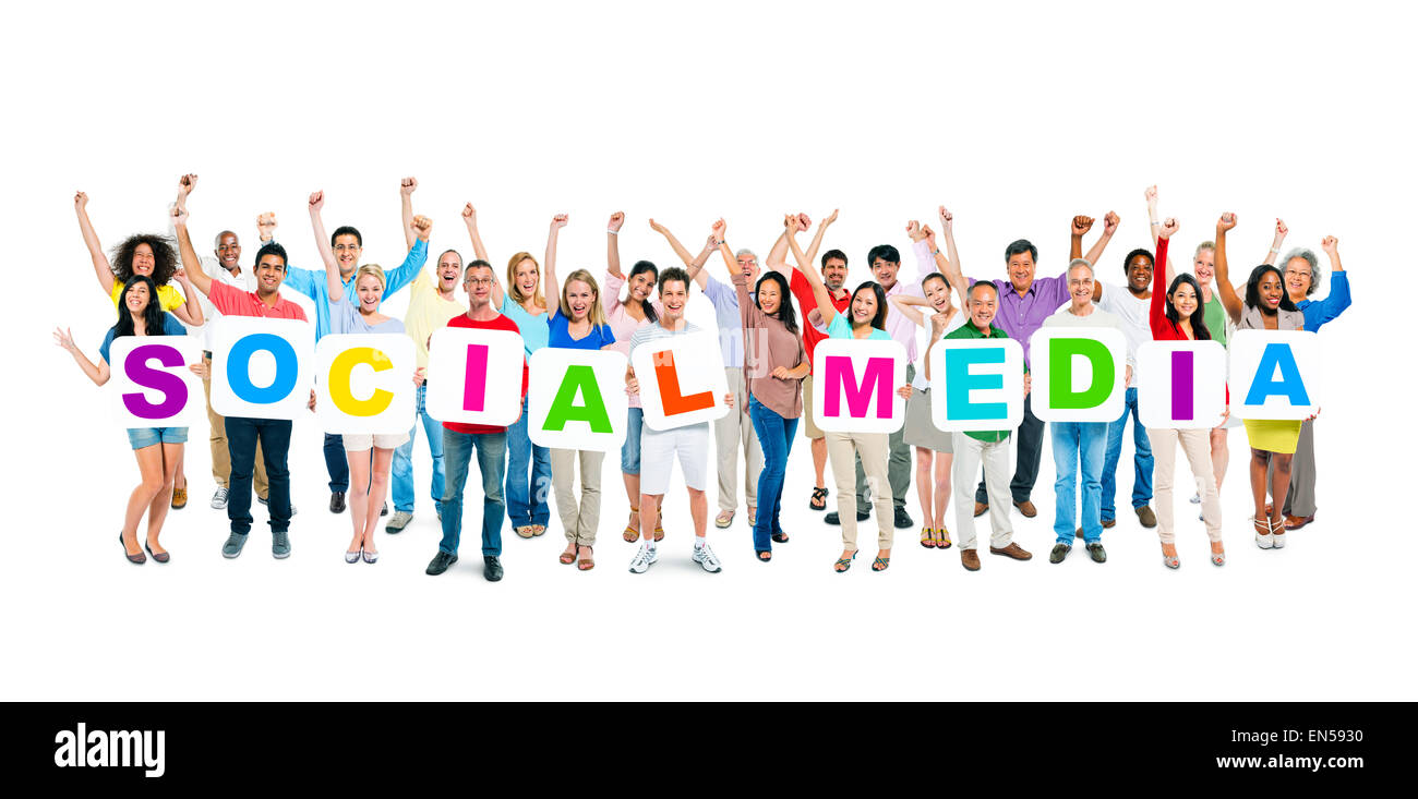 Multi-Ethnic Gruppo di diverse persone azienda lettere Social Media Foto Stock