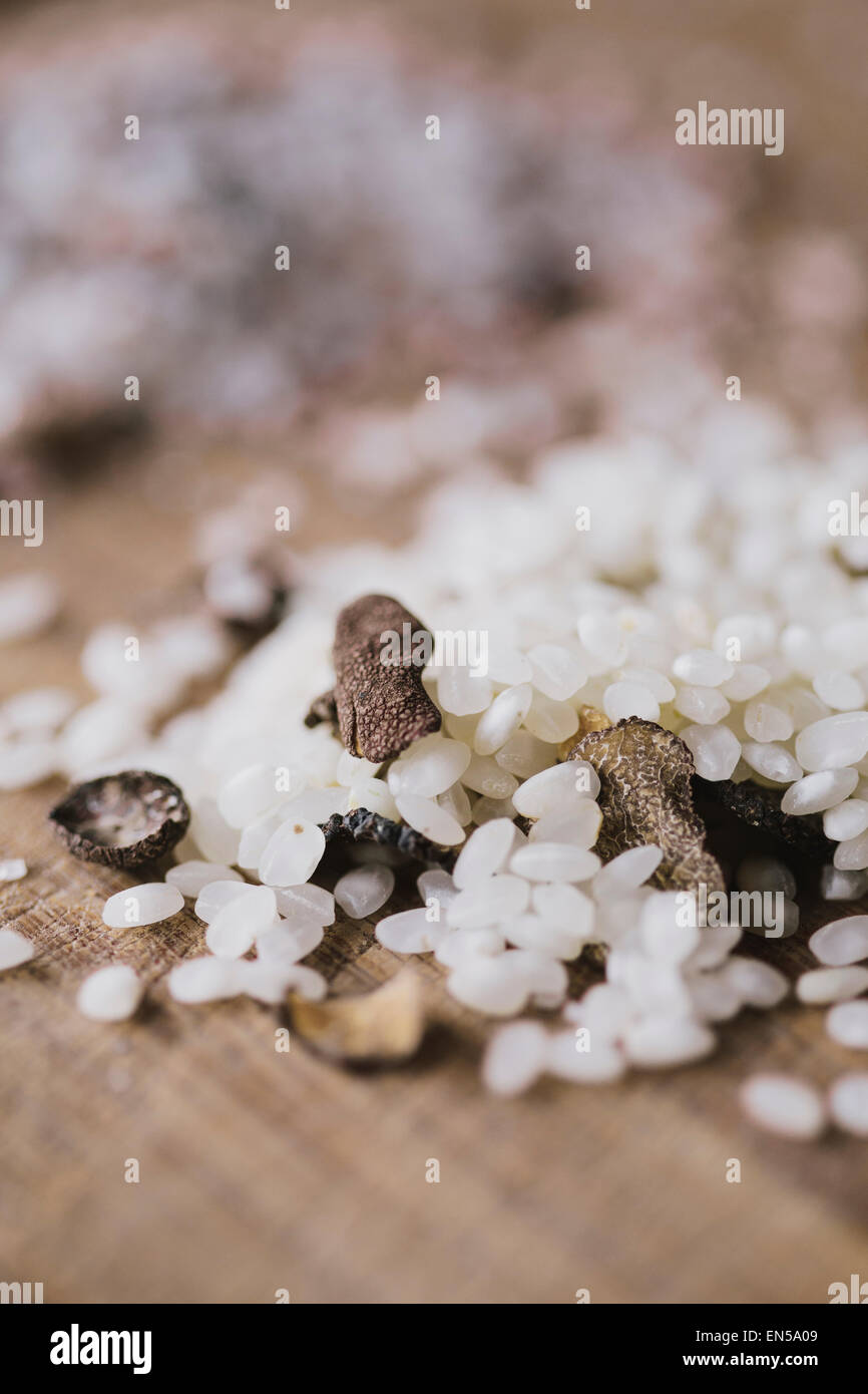 Non cotti riso per risotti con tartufo nero trucioli Foto Stock