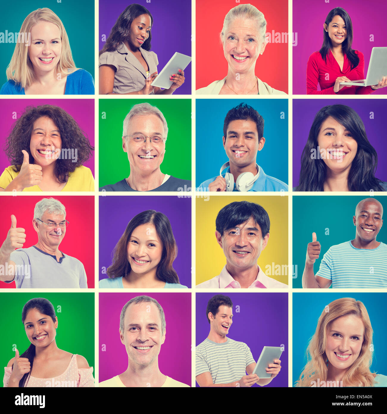 Gruppo di persone sorridenti e dando Thumbs up. Foto Stock