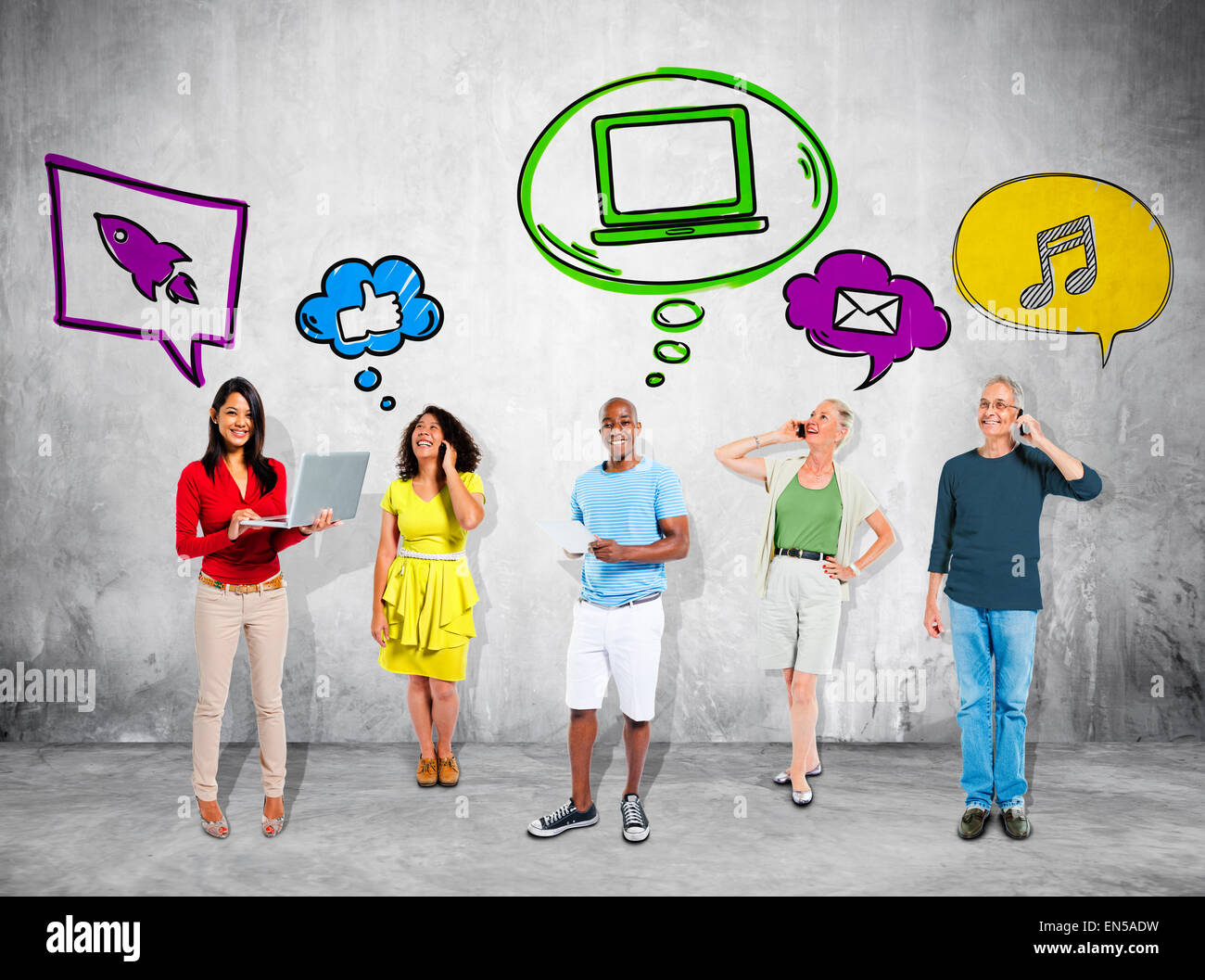 Persone con fumetti e social media tema. Foto Stock