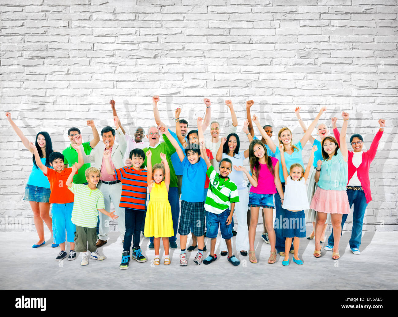 Gruppo di multi-etnico la gente celebra il successo. Foto Stock