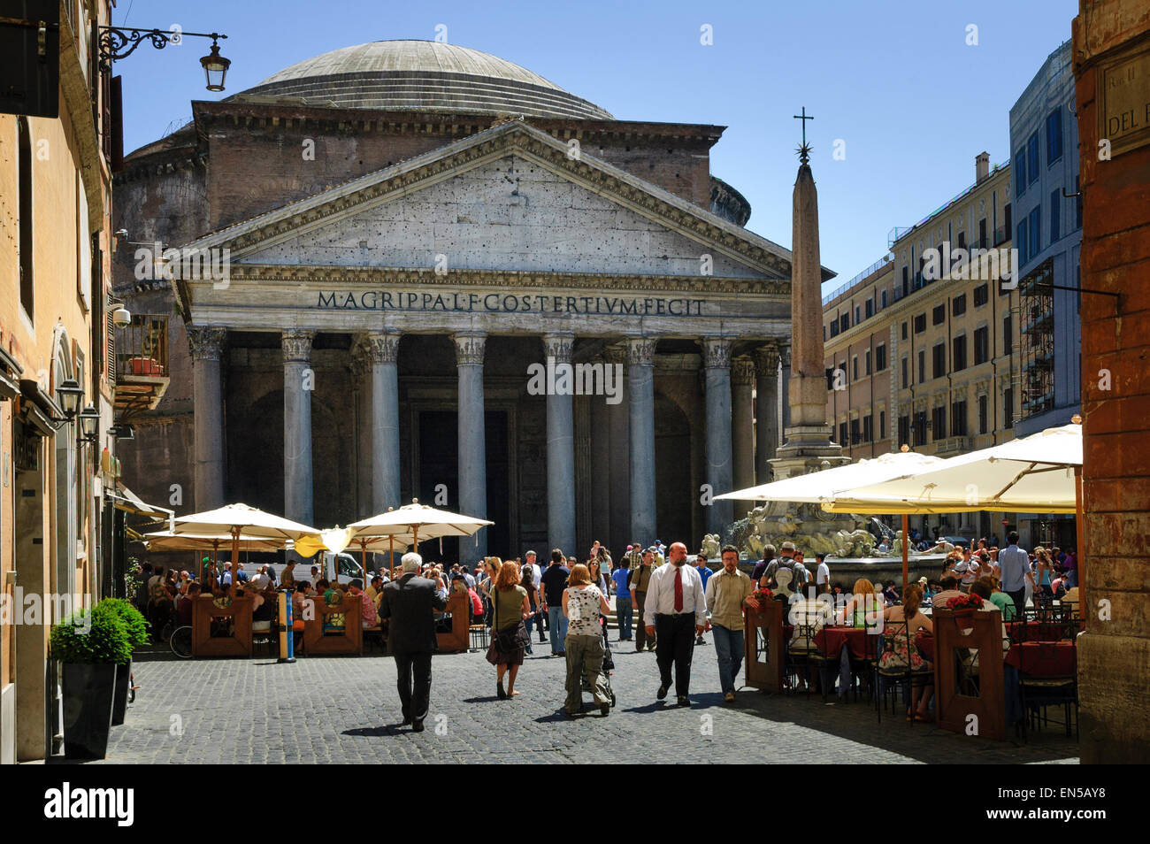 Esterno del Pantheon di Roma con street cafe Foto Stock