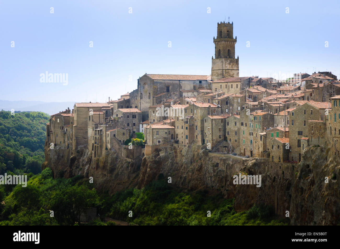 Borgo di Pitigliano sorge su un brusco tuff butte cliff in Toscana Italia Foto Stock