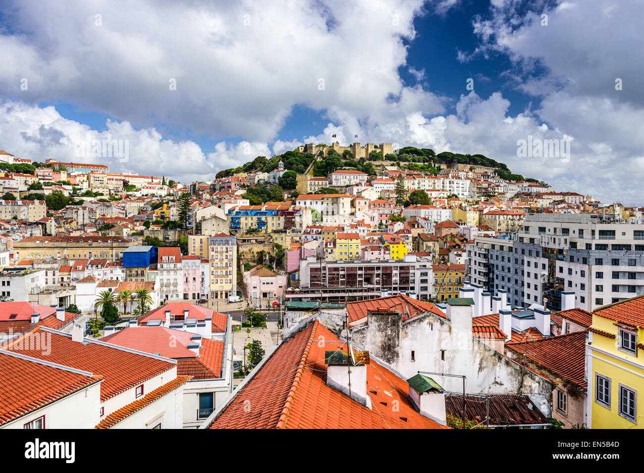Lisbona, Portogallo cityscape verso il castello Sao Jorge. Foto Stock