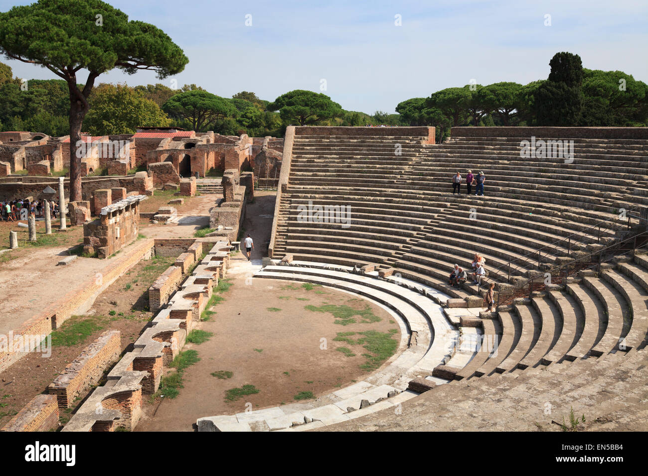 La cavea del teatro all'antica porta romana città rovina di Ostia vicino Roma. Foto Stock