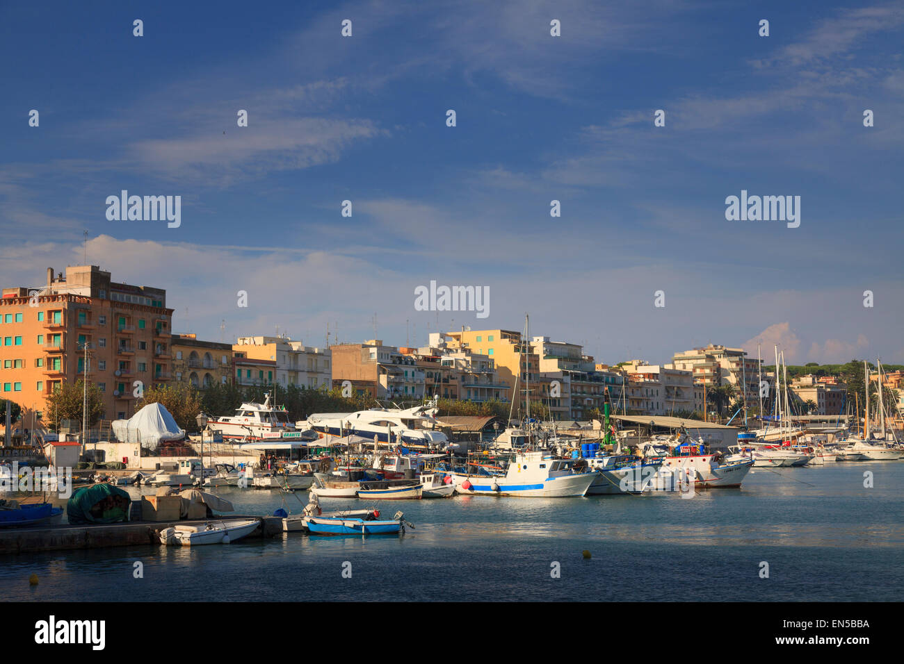 Barche da lavoro e da diporto nel Porto di Anzio Foto Stock