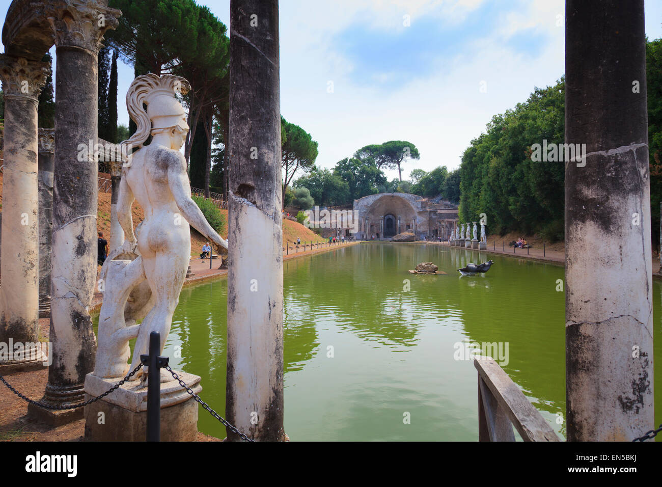 Ares - o Hermes statua e pilastri del colonnato che si affaccia sul Canopo di Villa Adriana, Tivoli, Italia. Foto Stock