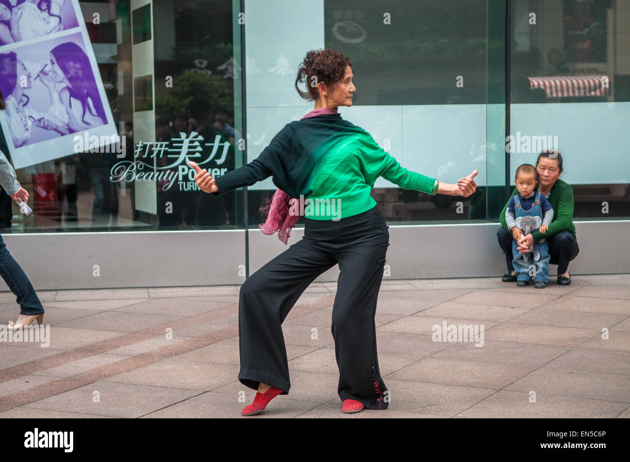 La gente ballare in Shanghai Nanjing road Foto Stock