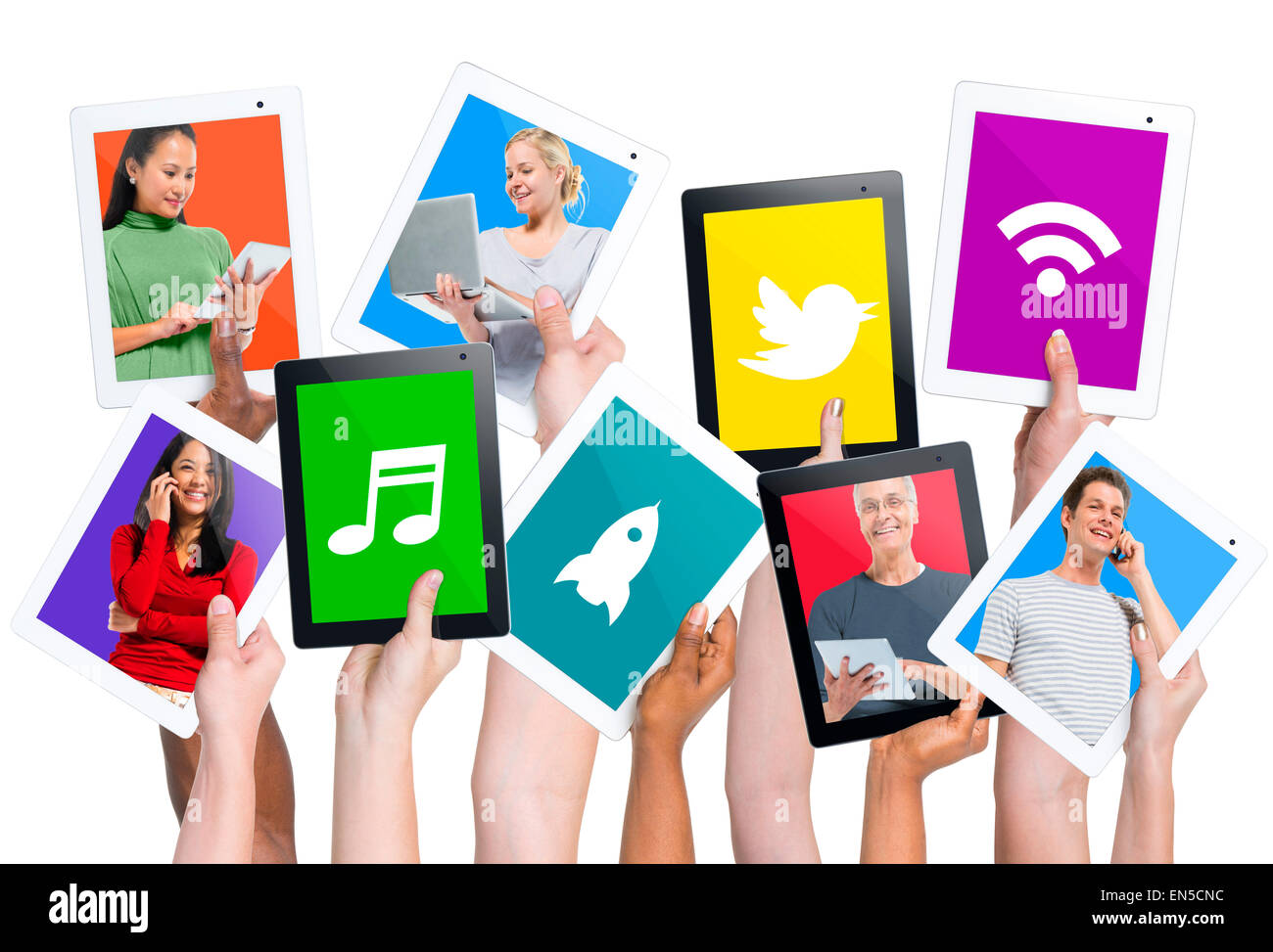 Variazione delle mani che tengono le compresse digitale con i social media i concetti. Foto Stock