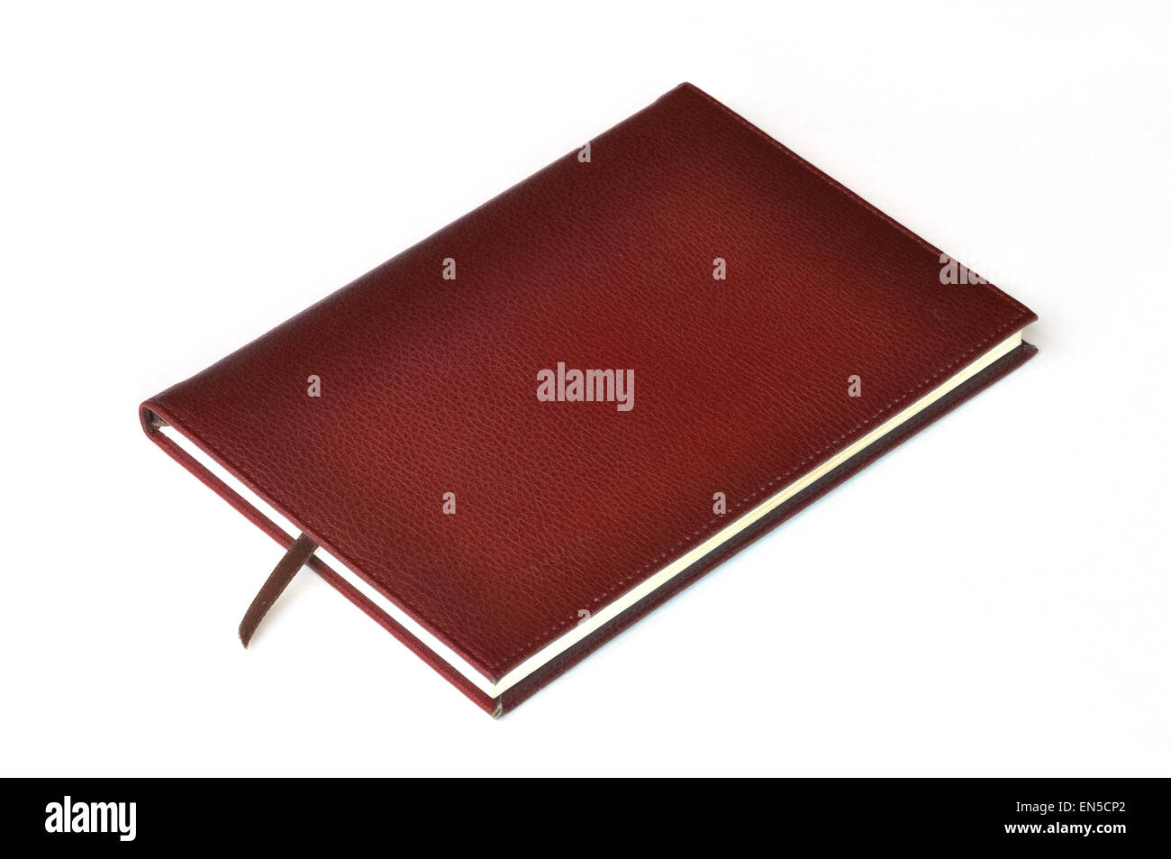 Pelle rosso scuro del notebook su sfondo bianco Foto Stock