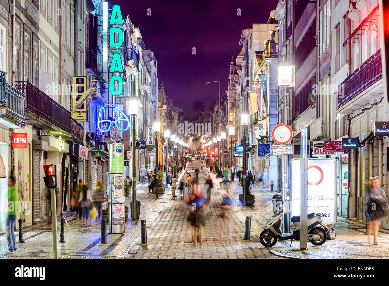 Gli amanti dello shopping potrete passeggiare sulla Rua Santa Catarina strada pedonale in Porto, Portogallo. Foto Stock