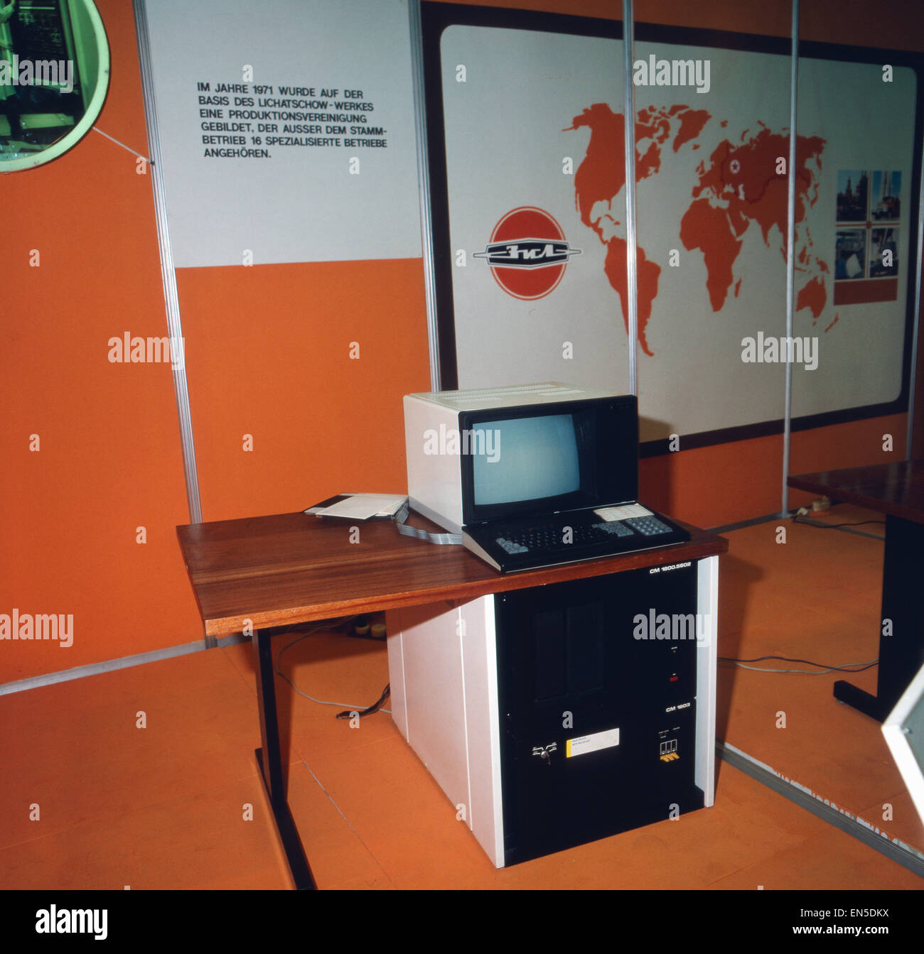 Neueste Computertechnik eines russischen Herstellers auf der Leipziger Herbstmesse, Lipsia; DDR 1970er Jahre. Computer di ultima generazione t Foto Stock