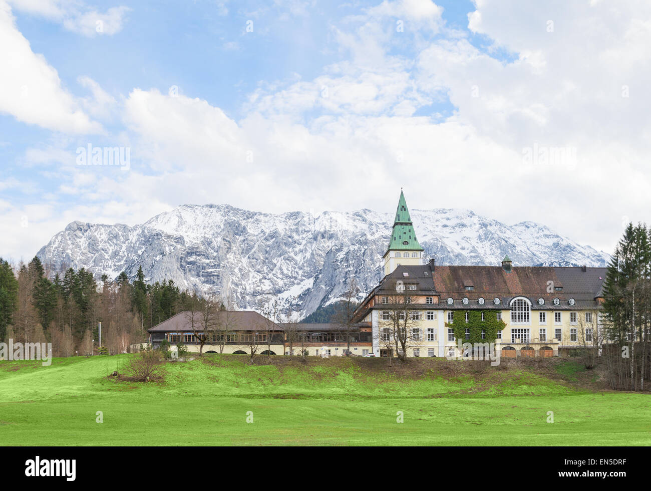 Hotel Schloss Elmau bavarese nella valle alpina sarà il sito del vertice G7 nel 2015. Il G7 ha scelto luoghi remoti per i suoi incontri annuali per diversi anni per motivi di sicurezza. Foto Stock