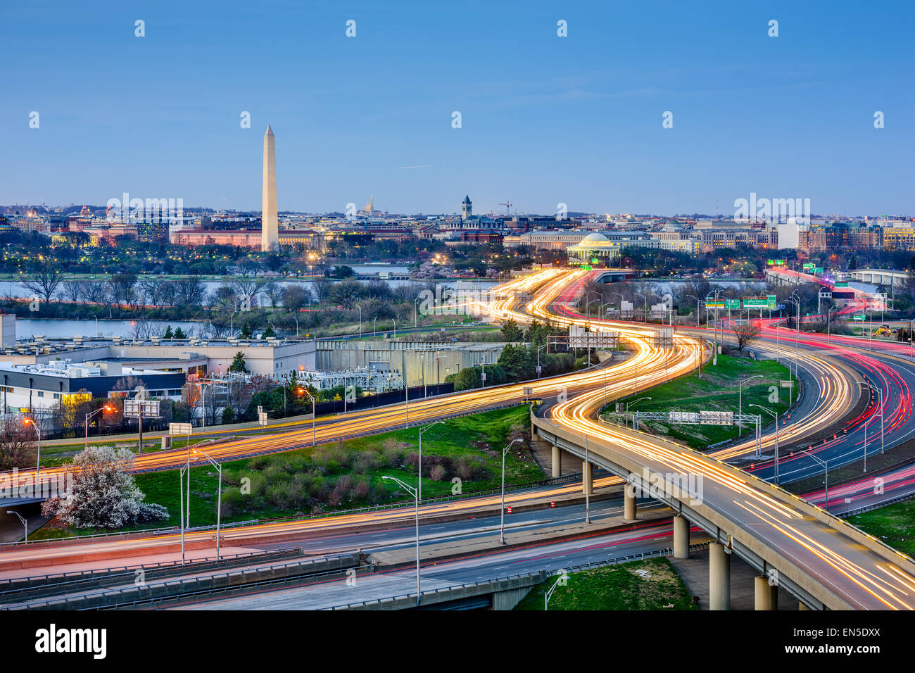 Washington, DC skyline di monumenti e autostrade. Foto Stock