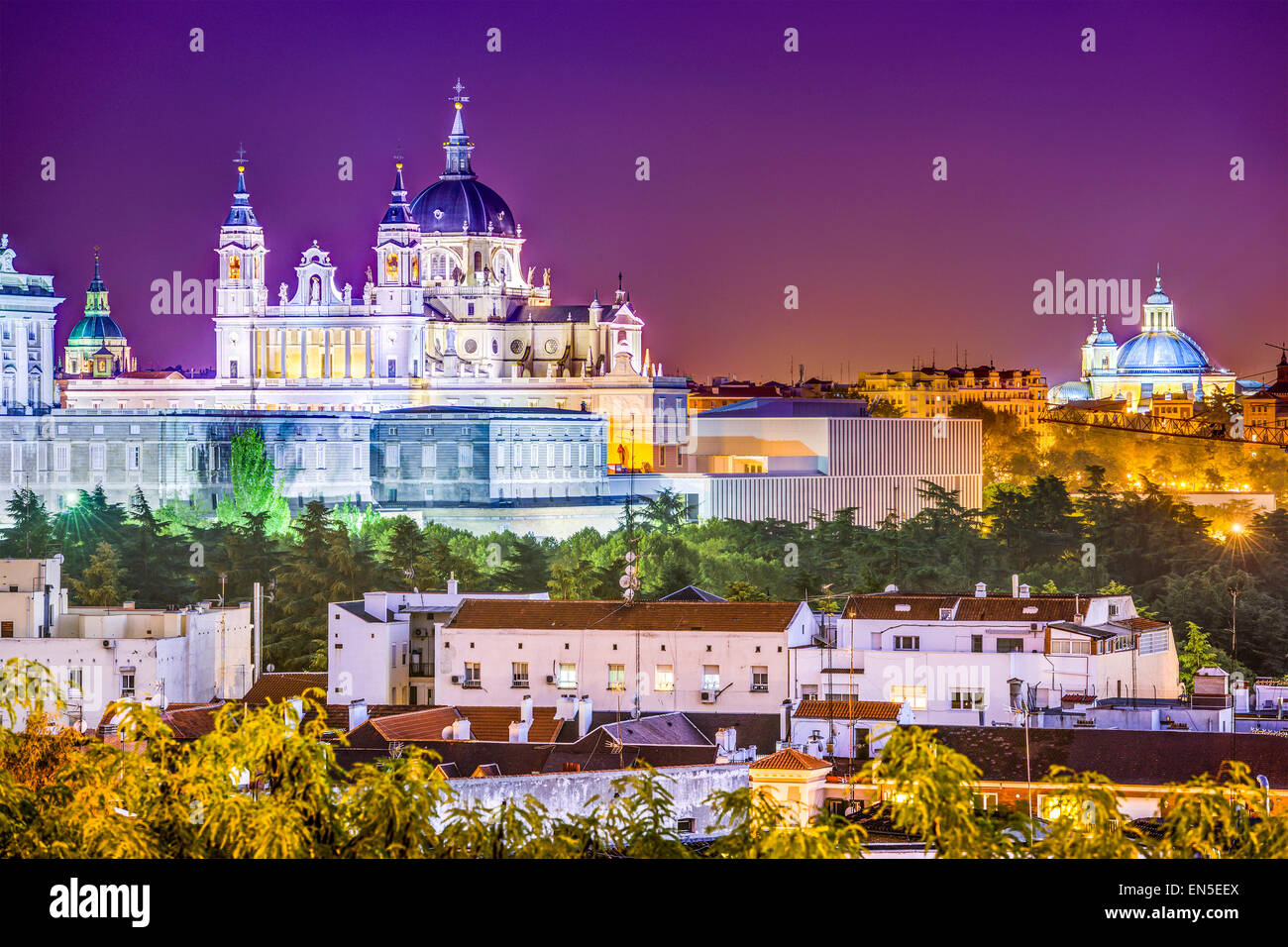 Madrid, Spagna skyline a Santa Maria la Real de La Almudena Cattedrale e il Palazzo Reale. Foto Stock
