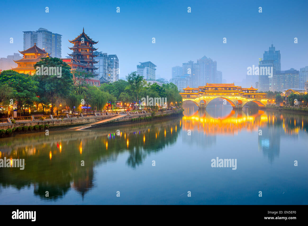 Chengdu, Cina skyline della città sul fiume Jin con ponte di Anshun. Foto Stock
