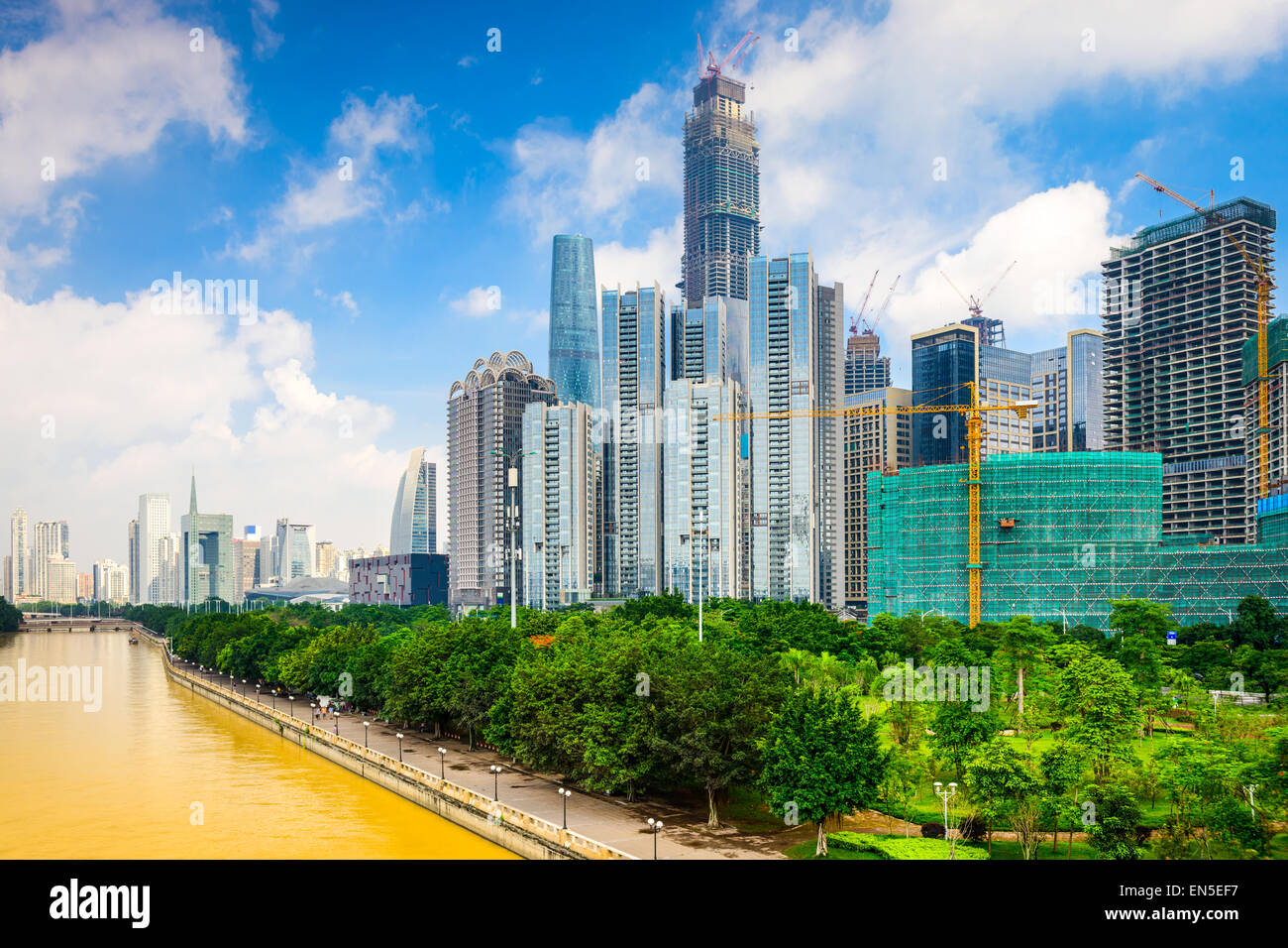 Guangzhou, Cina ufficio moderna costruzione sul Fiume Pearl. Foto Stock