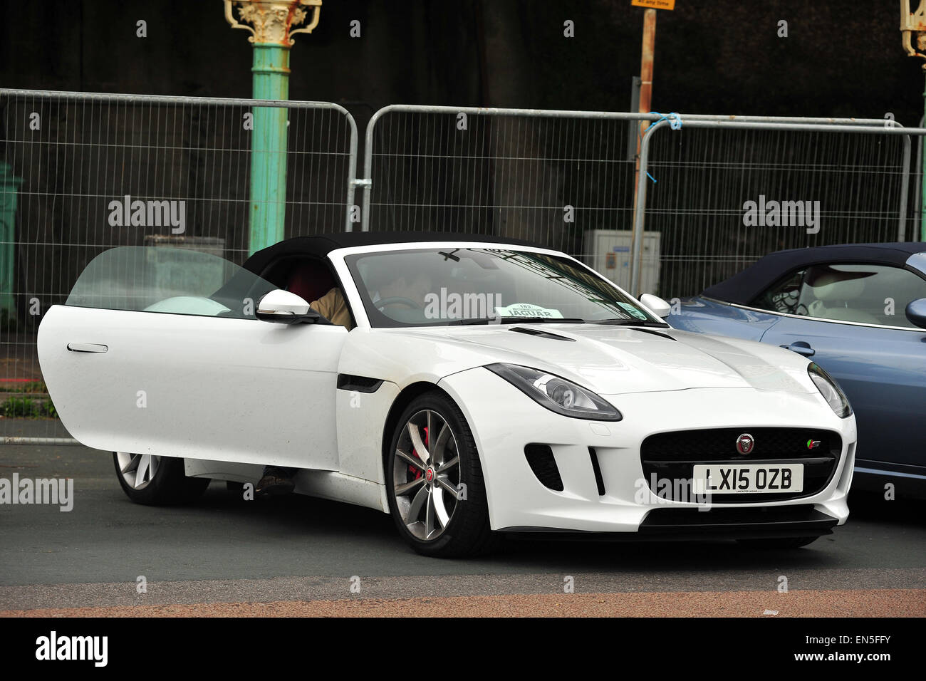 Un bianco Jaguar F-Type convertible parcheggiate lungo Madeira Drive in Brighton dopo aver completato la Londra a Brighton Jaguar eseguire. Foto Stock
