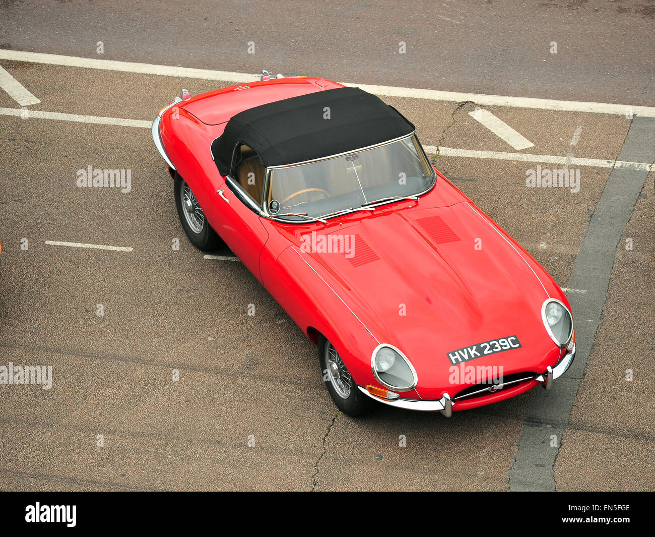 Un rosso Jaguar E-type parcheggiato su Madeira Drive in Brighton ad un auto show. Foto Stock