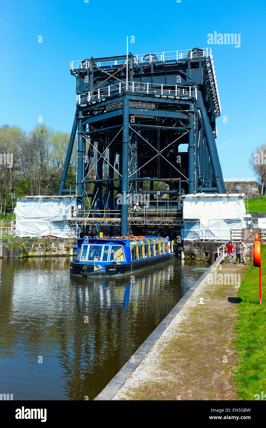 Radlett boat lift con giorno barca lasciando Foto Stock