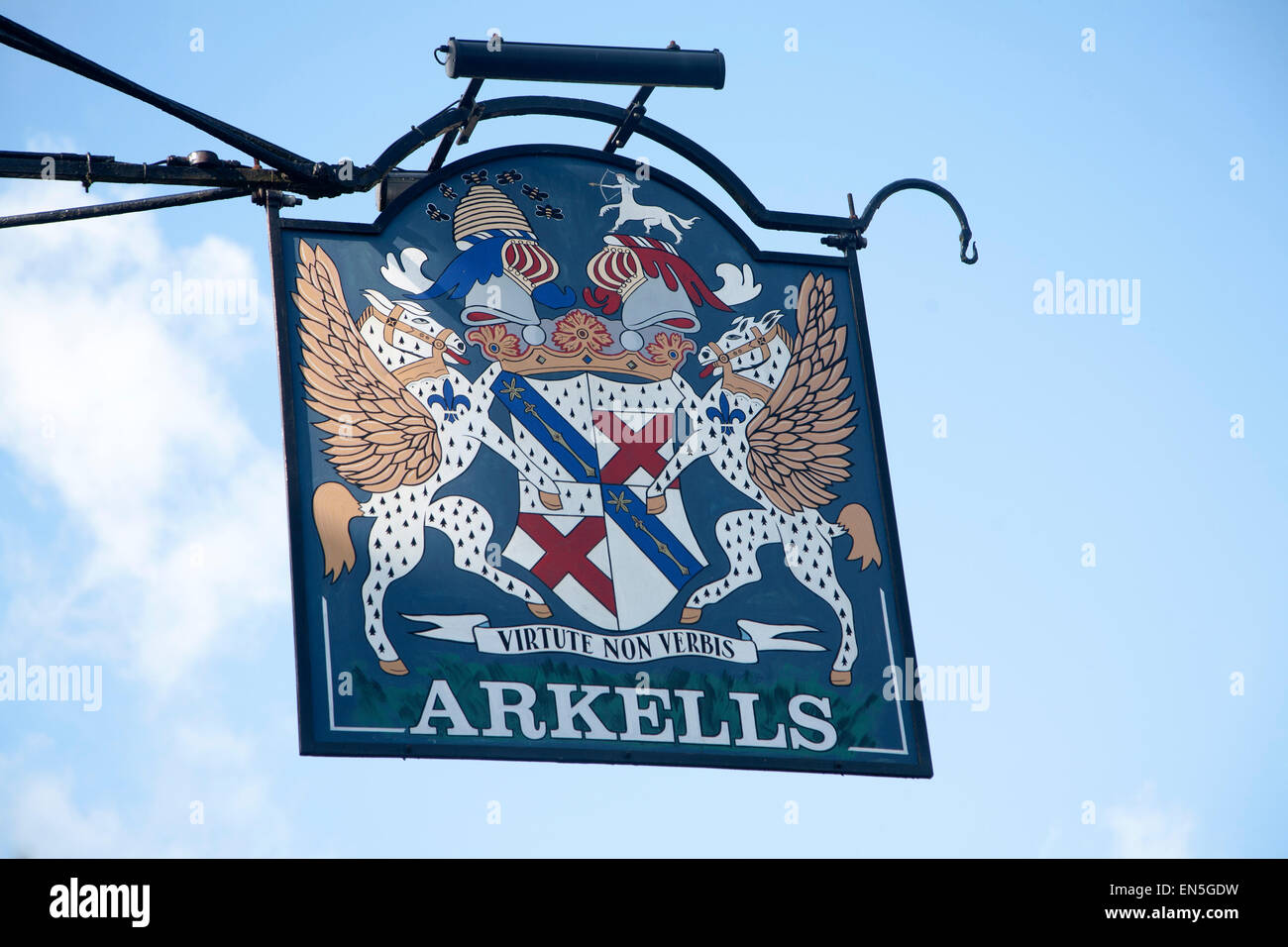 Chiusura del vecchio pub di metallo segno per segno Arkells brewers, Calne, Wiltshire, Inghilterra, Regno Unito Foto Stock