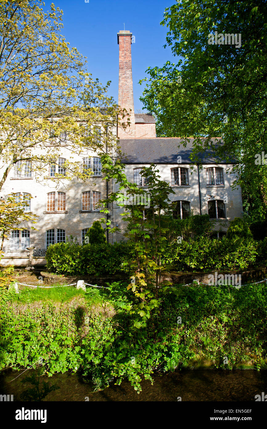 Ex mulino edifici ora convertiti in alloggiamento Quemerford, Calne, Wiltshire, Inghilterra Foto Stock