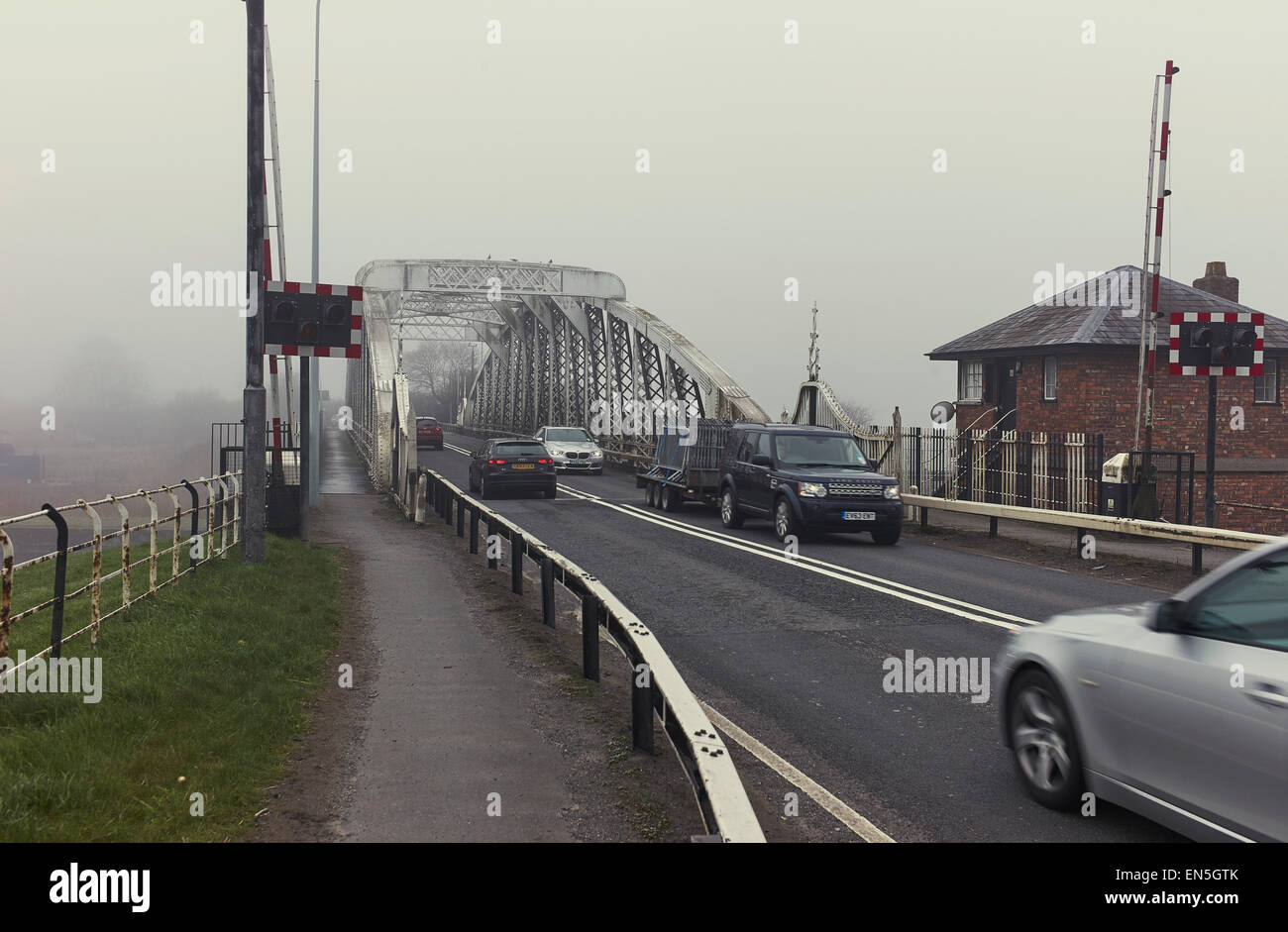 Ponte sul Fiume Weaver nella nebbia Foto Stock