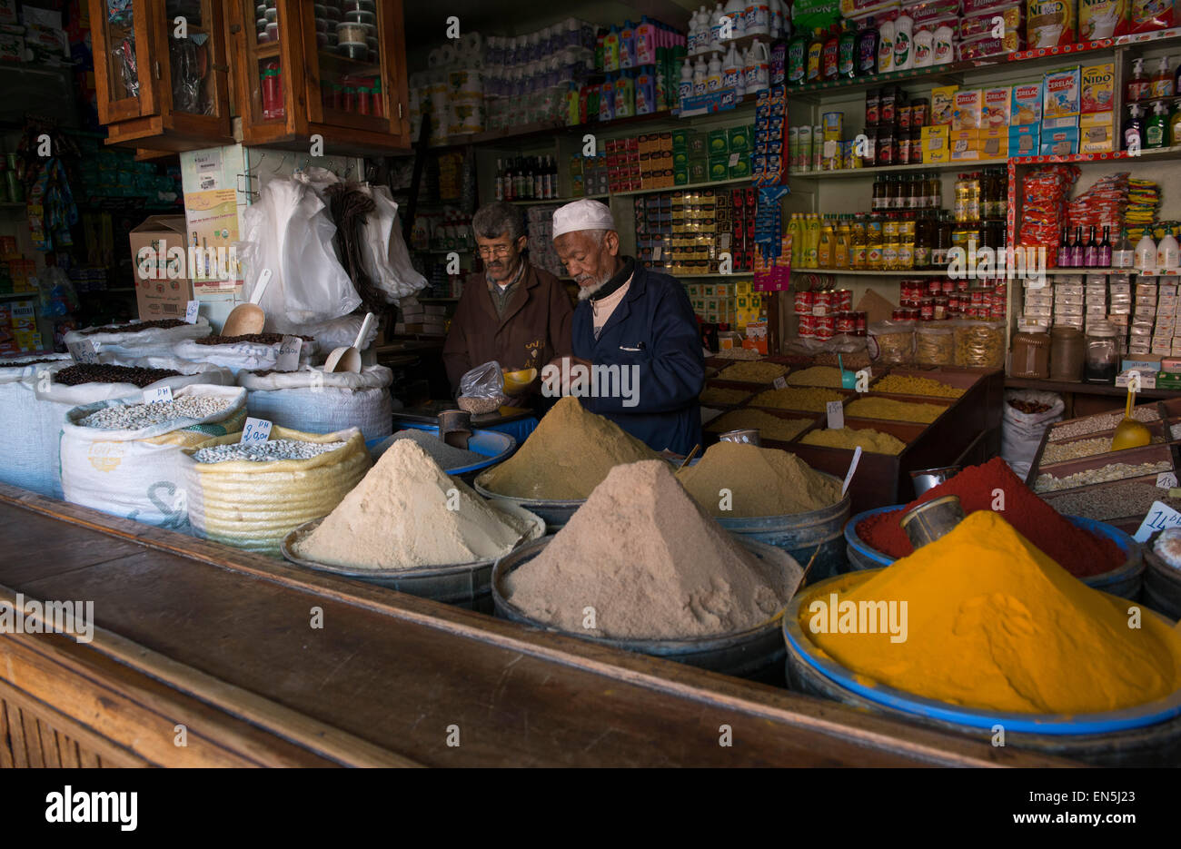 Marrakech, Spice shop nel souk. Foto Stock