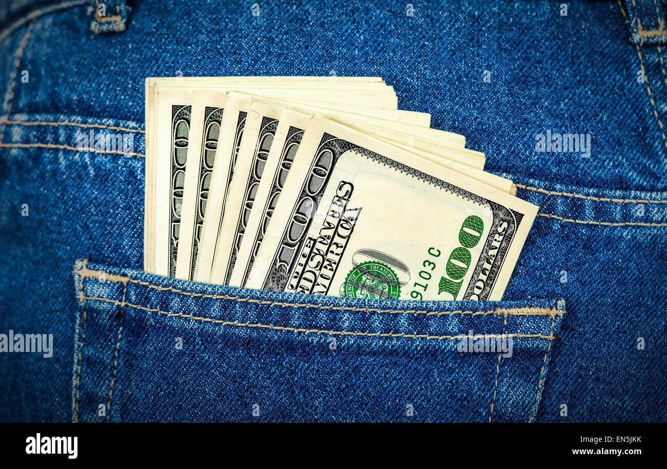 Banconote da cento dollari americani nella schiena tasca dei jeans Foto Stock