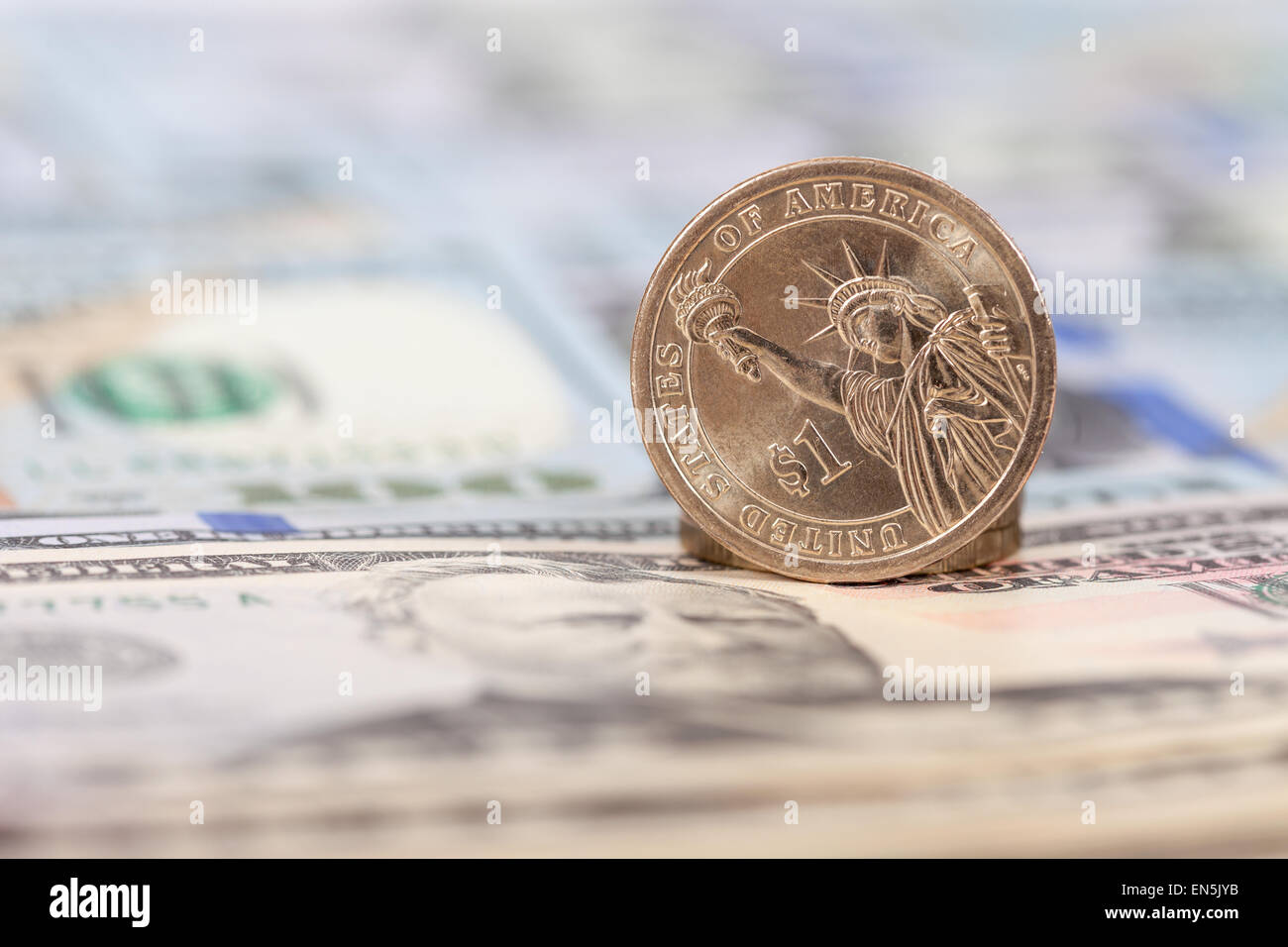 Un dollaro statunitense moneta su banconote da vicino Foto Stock