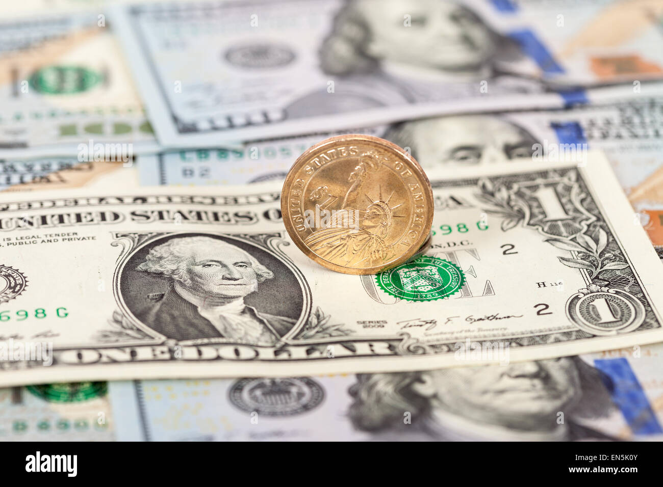 Un dollaro statunitense moneta su banconote da vicino Foto Stock
