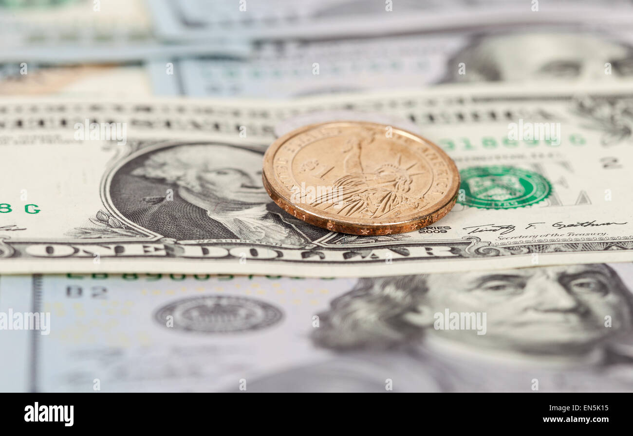 Un dollaro statunitense moneta su banconote da vicino Foto Stock
