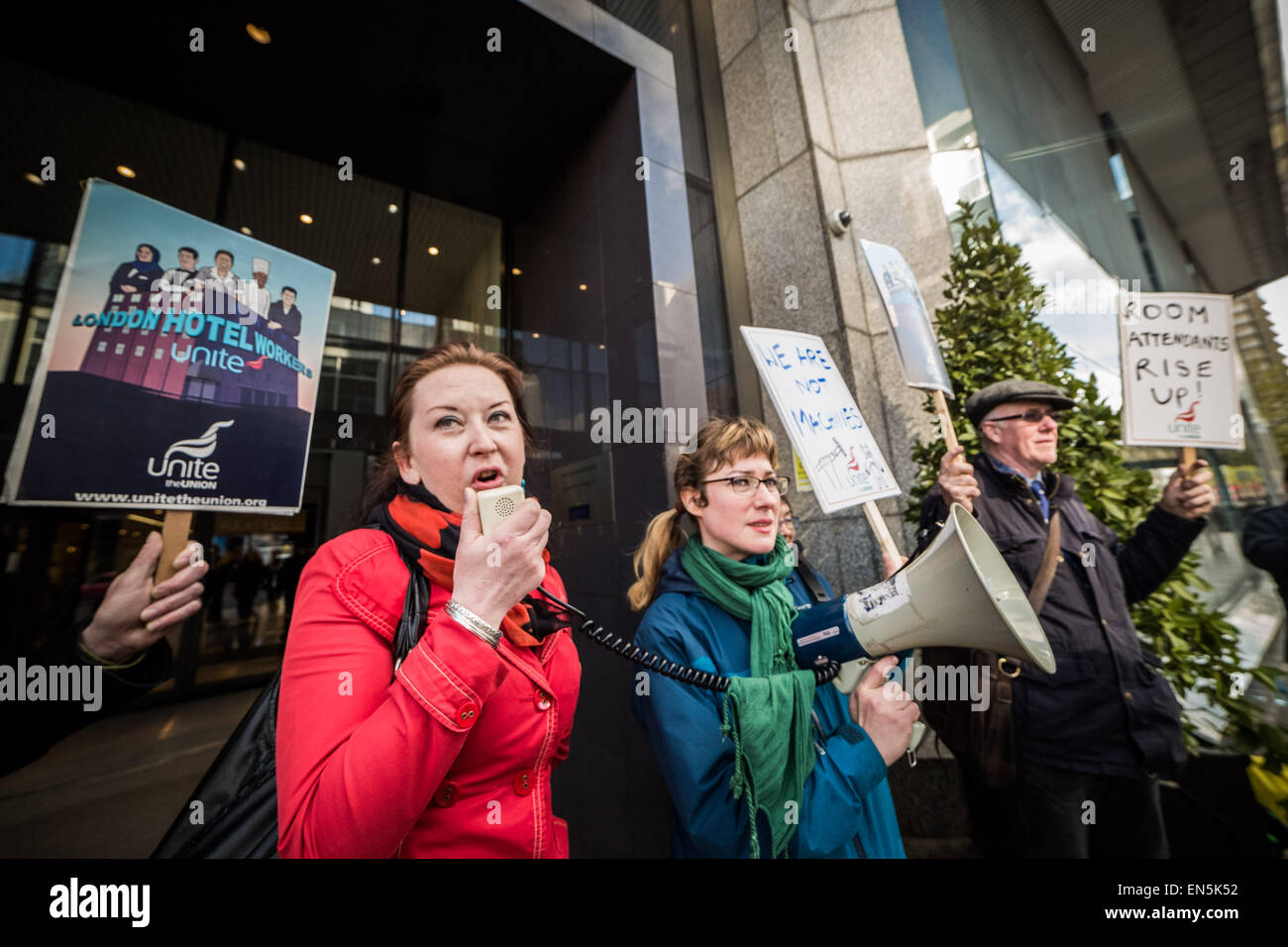 Londra, Regno Unito. 28 Aprile, 2015. Protesta dei lavoratori al di fuori di Hilton Metropole Hotel Credito: Guy Corbishley/Alamy Live News Foto Stock