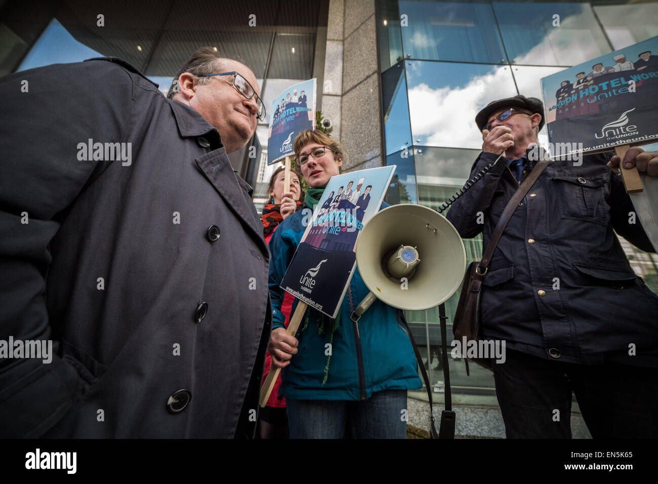 Londra, Regno Unito. 28 Aprile, 2015. Protesta dei lavoratori al di fuori di Hilton Metropole Hotel Credito: Guy Corbishley/Alamy Live News Foto Stock