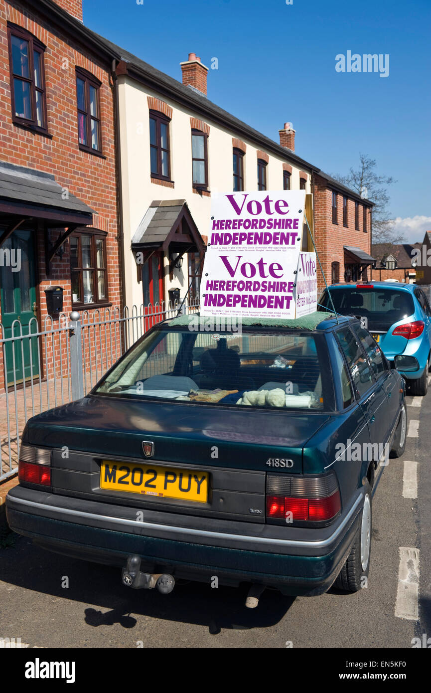 Elezioni generali 2015 votazione Herefordshire Indepenent cartelloni sul tetto delle auto in città di Leominster Herefordshire England Regno Unito Foto Stock