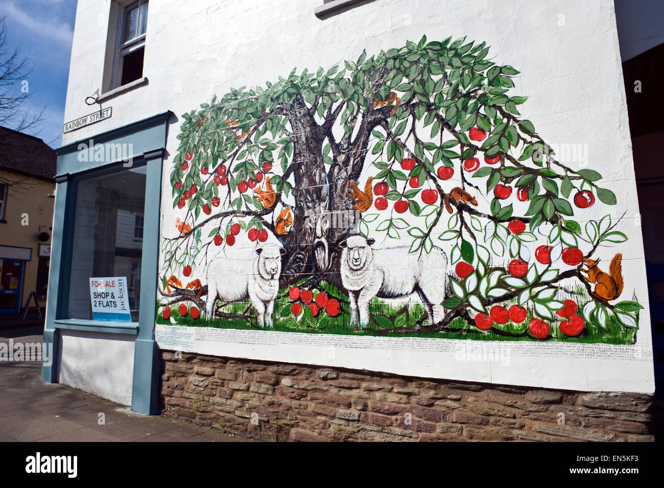 Murale con pecore & melo sulla parete dell'edificio della città di Leominster Herefordshire England Regno Unito Foto Stock