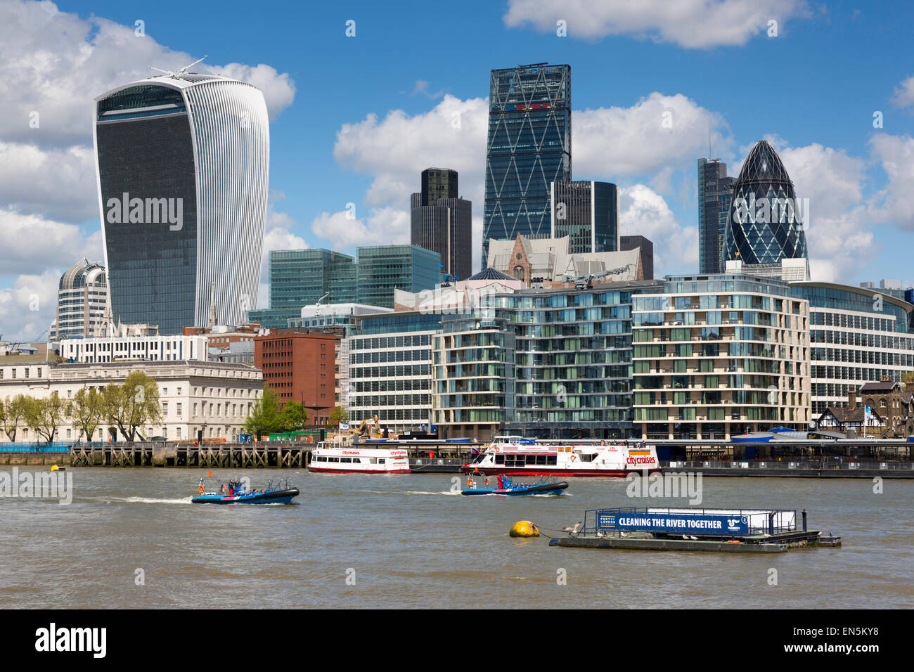 City of London skyline con il walkie-talkie, torre 42, Cheesegrater e il Gherkin, London, England, Regno Unito Foto Stock