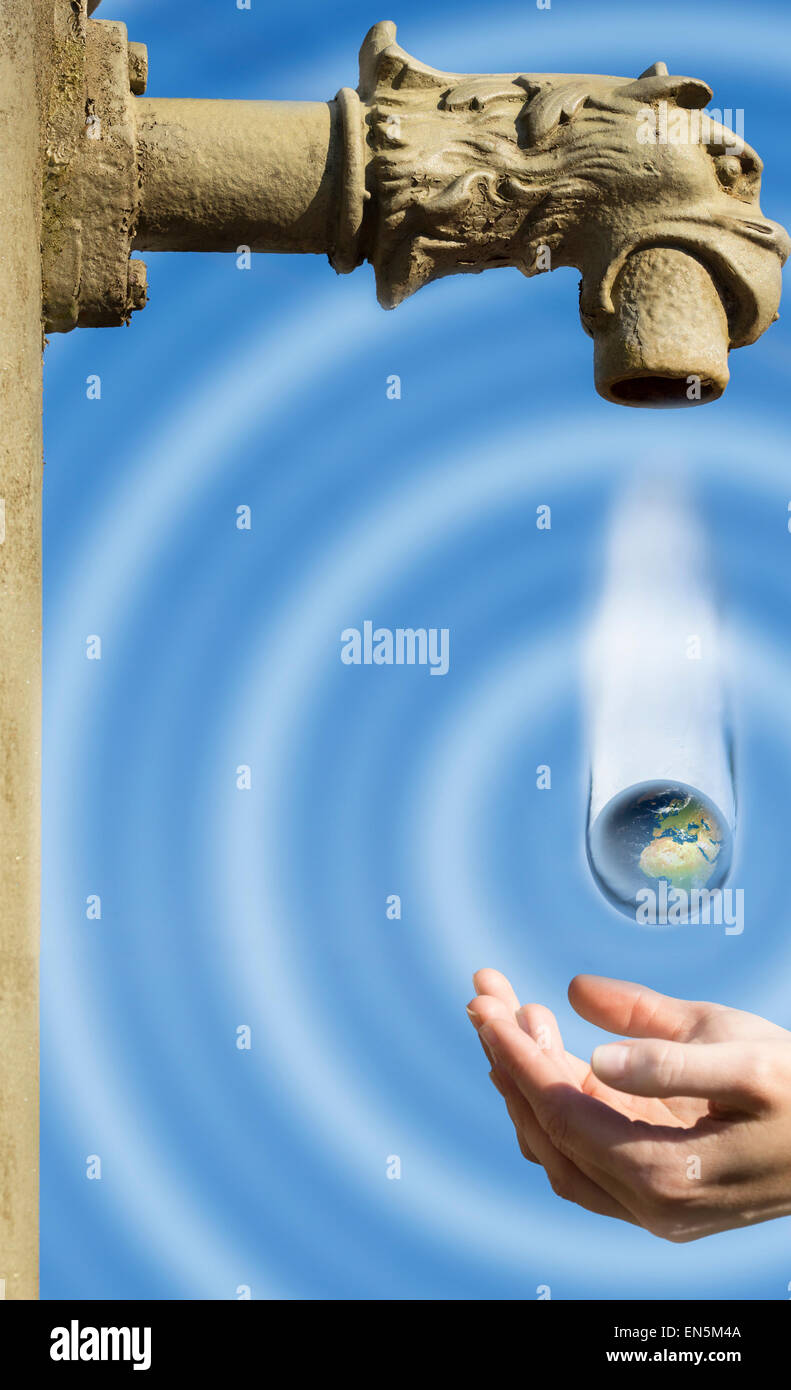 Il vecchio rubinetto di acqua con una testa di drago, perde una gocciolina con messa a terra all'interno. Foto Stock