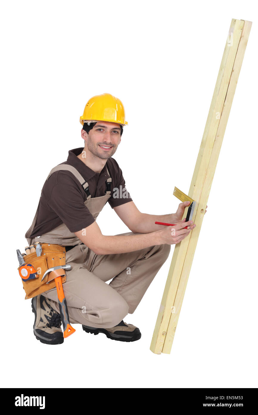 Tradesman prendendo misurazioni usando una prova square Foto Stock