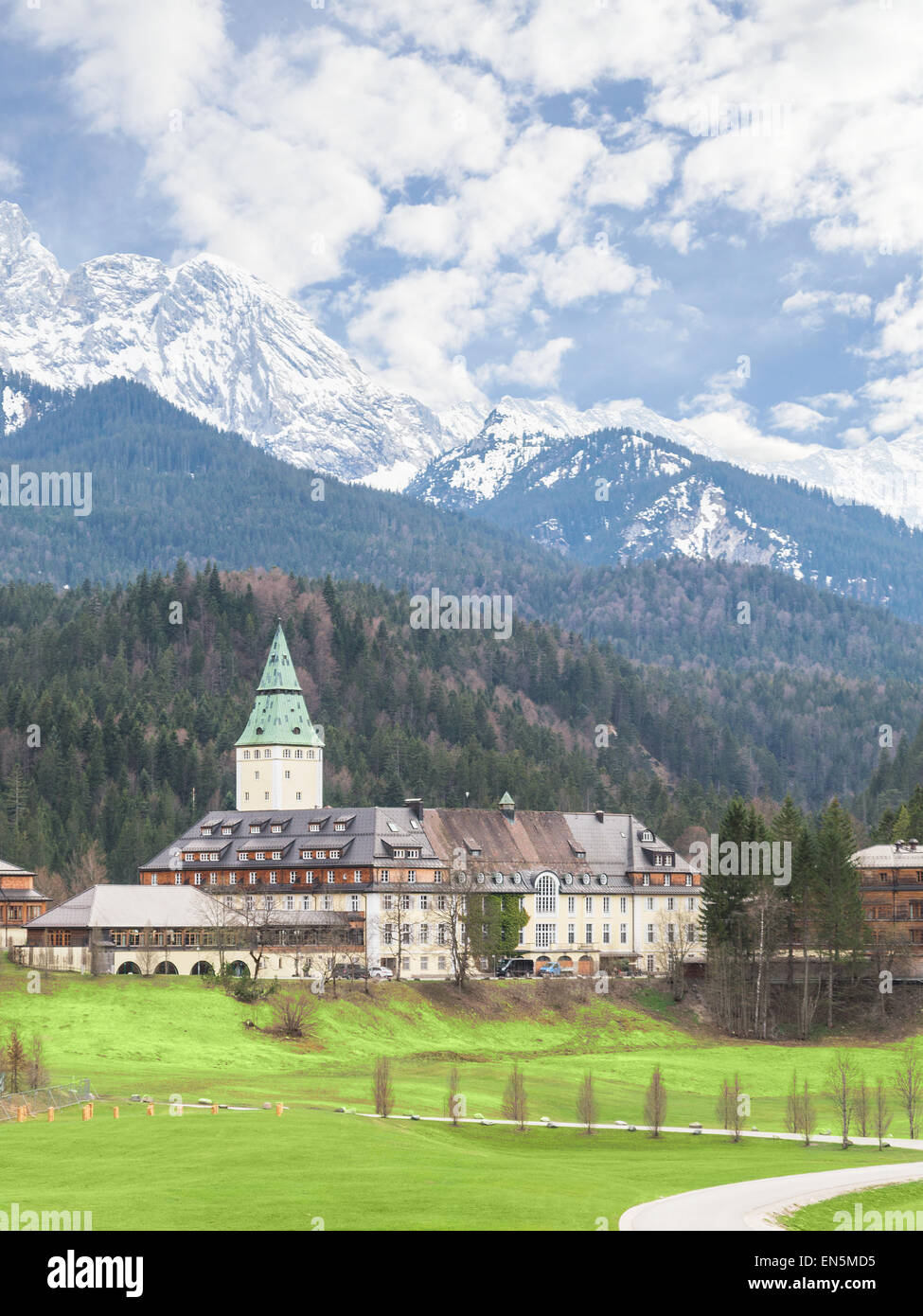 Hotel Schloss Elmau palace nelle Alpi Bavaresi sarà il sito di La quarantunesima edizione del forum internazionale di vertice G7 a giugno 7-8 2015. Paesaggio verticale con montagne Alpine e valle. Foto Stock